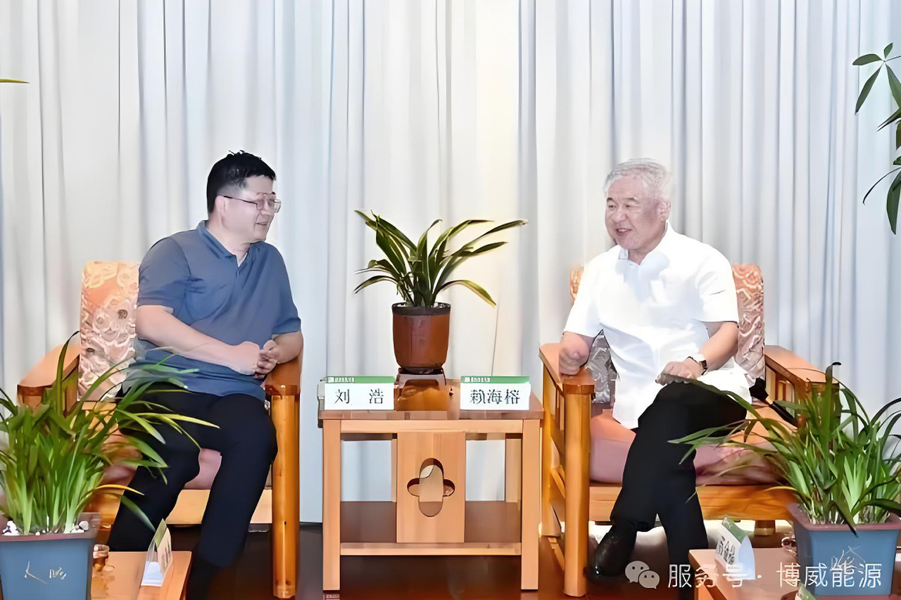 亚星游戏能源董事长刘浩一行返回母校，，，，加入了2025年的结业仪式，，，，并获得了学位奖励